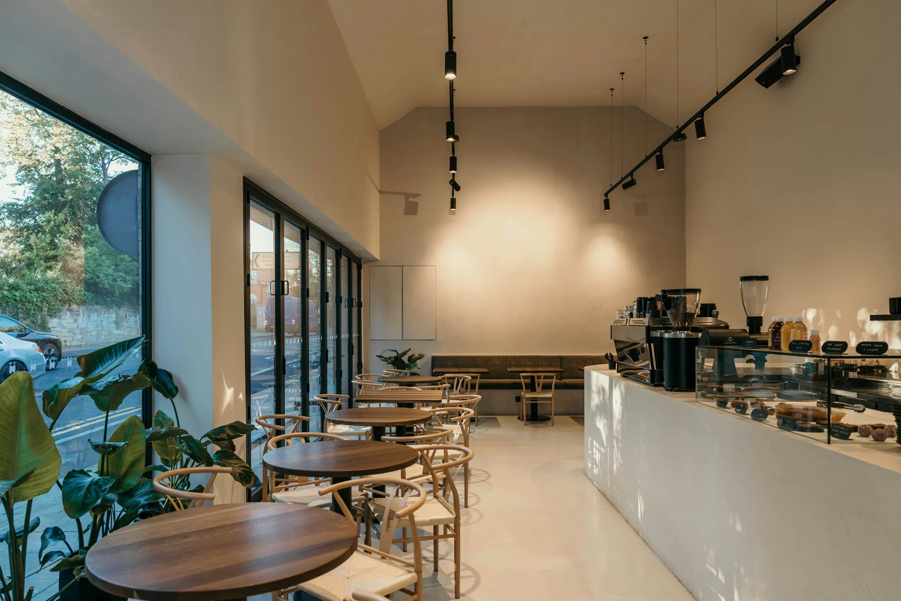 El interior de una cafetería luminosa y tranquila